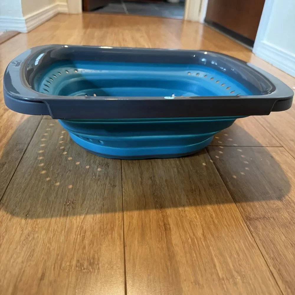 Blue and Gray Expandable and Collapsable Colander